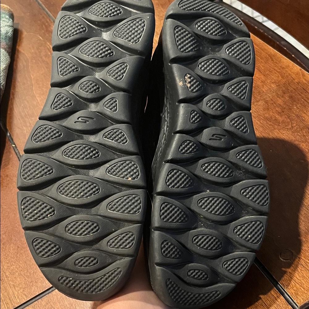 Skechers women’s Black Mesh Slip-Ons - Picture 4 of 4